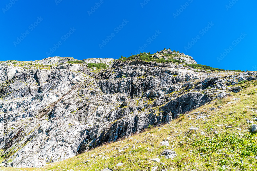 Kleiner Wasserfall entlang felsigem Gelände in den Hochalpen von Österreich in Kärnten
