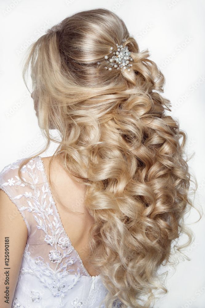 Φωτογραφία Beautiful woman portrait on white background in wedding dress.