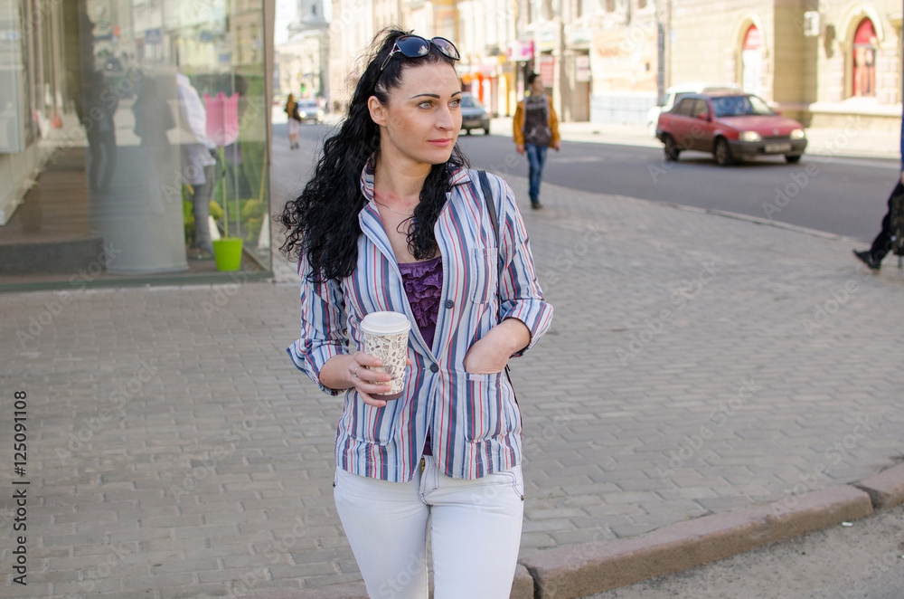 Obraz premium girl crossing the street