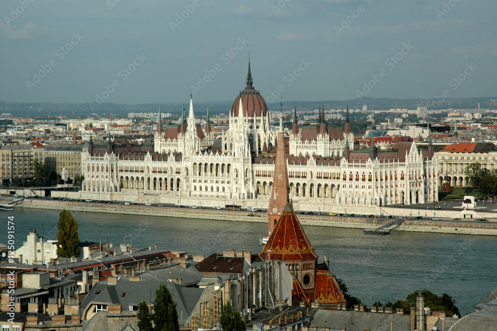 Budapest, Hongrie. Le parlement sur la rive Pest du Danube.