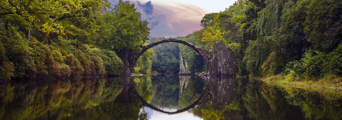 Wandcirkels Olijfgroen Rakotzbrücke in park Kromlau  © Mike Mareen