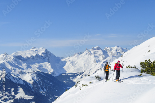Zwei Skitourengeher im Montafon 