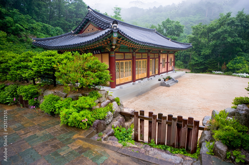 The building of Buddhist Sinheungsa Temple in Seoraksan National The building of Buddhist Sinheungsa Temple in Seoraksan National