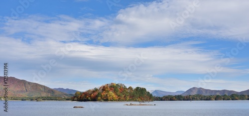 青空と紅葉の湖畔