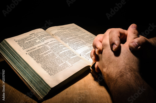Bibel mit Händen beim Beten