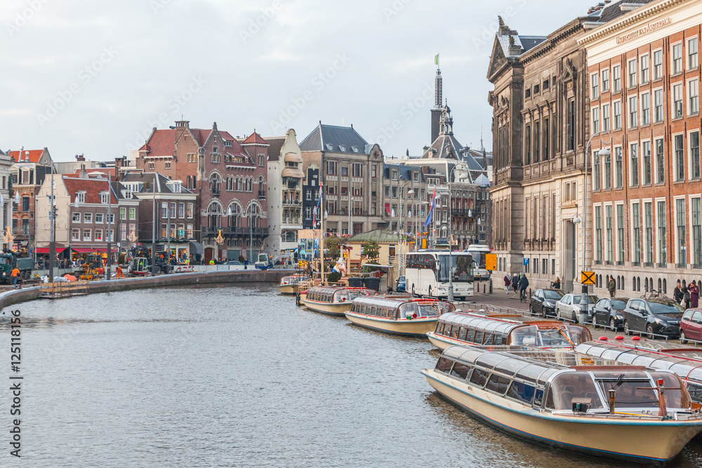 Naklejka premium Amsterdam city view with canals in Holland