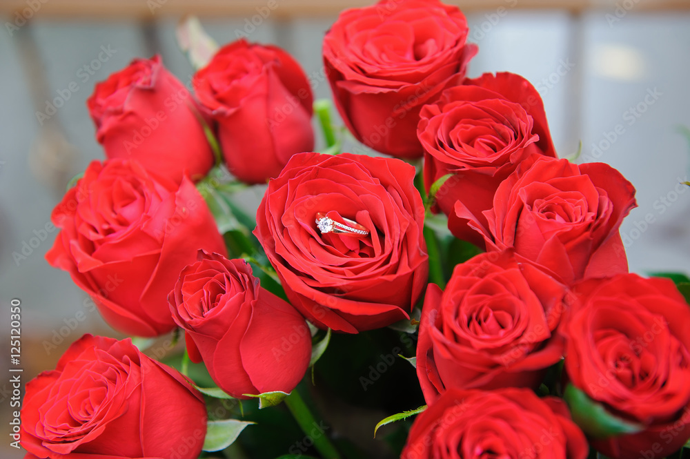 Naklejka premium Wedding ring on the rose-bud