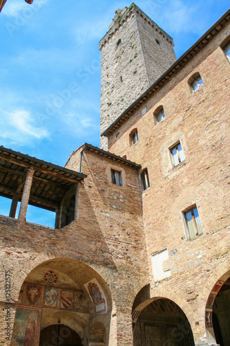 A courtryard of a medieval building in San Gimignano , Tuscany, Italy