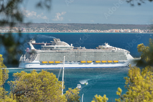 Expiring cruise ship in the Bay of Palma de Majorca - 3858
 photo