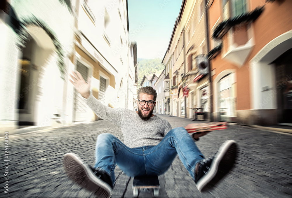 Begeisterter Skateboard Fahrer beim Essenseinkauf