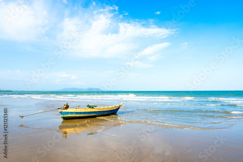 Long tail boat on the beach © songdech17