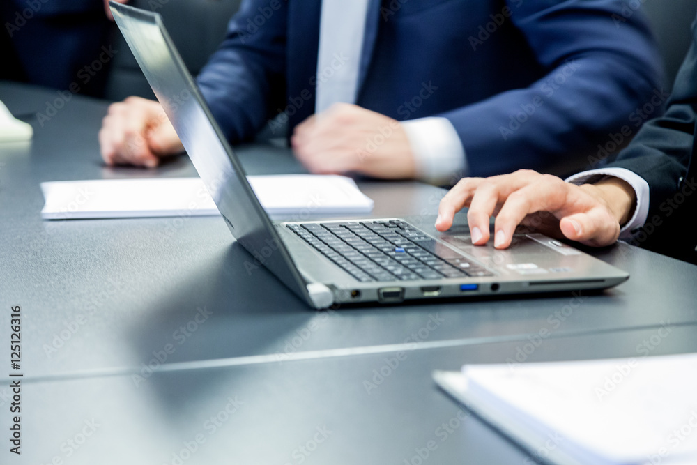 Besprechung mit Laptop auf Tisch Besprechung mit Laptop auf Tisch