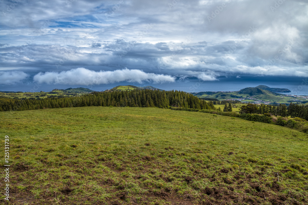 Fajal,  Blick Richtung Pico- bedeckt von dichten Wolken