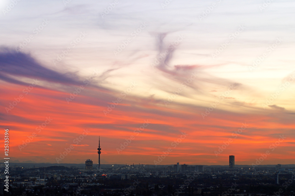 Panorama von München bei Sonnenuntergang