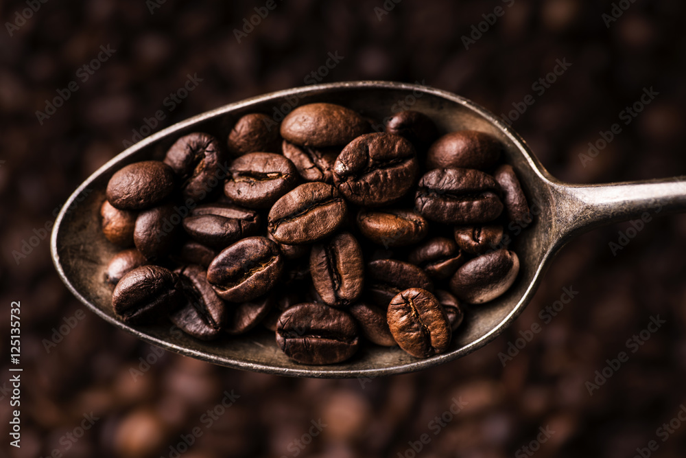 Obraz premium cucchiaio con chicchi di caffè in primo piano