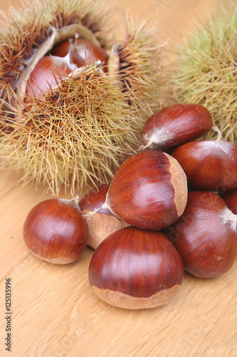 castagne e ricci su tavolo di legno