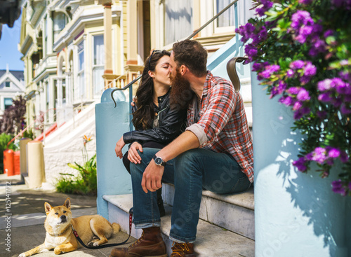 Photography romantic couple kissing in san francisco by the painted ladies