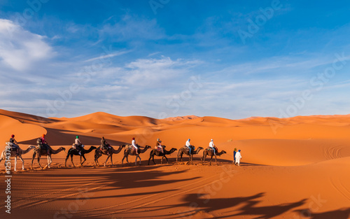 Fotografiet Karawane in den Dünen der Sahara bei Merzouga (Erg Chebbi); Marokko
