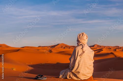 Tableau sur toile Berber in der Sahara bei Sonnenuntergang; Marokko