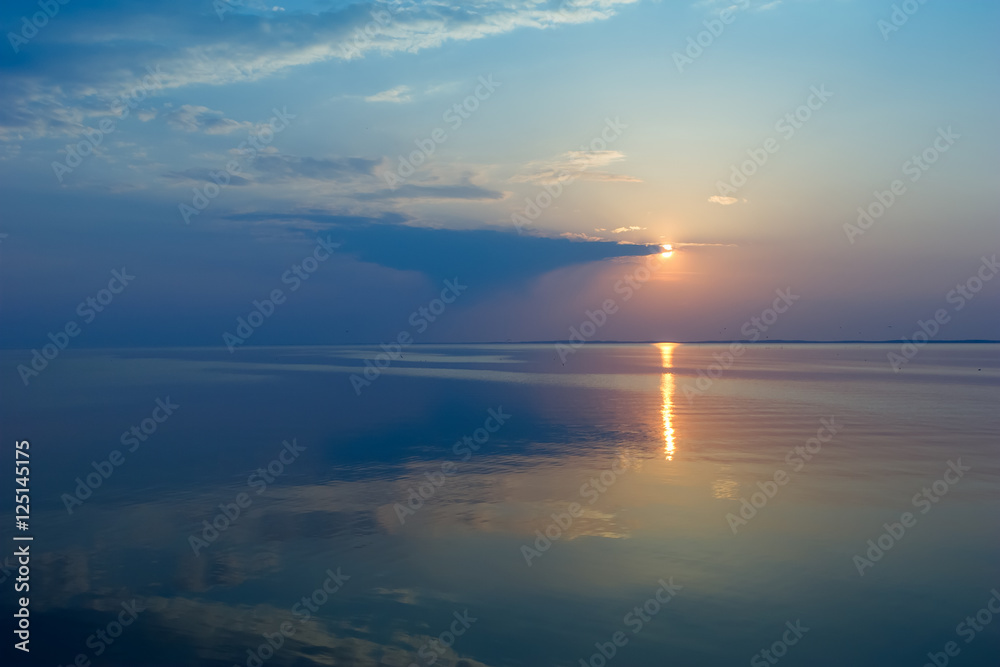 Naklejka premium Piękny spokojny widok na horyzont z pastelowym zachodem słońca 