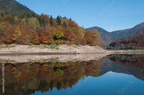 panorama du lac de Kruth en Alsace en automne © pixarno