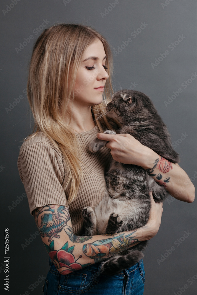 Obraz premium Blondie girl with a british fold cat