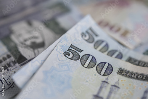 Saudi Arabian riyal notes, Close-up view