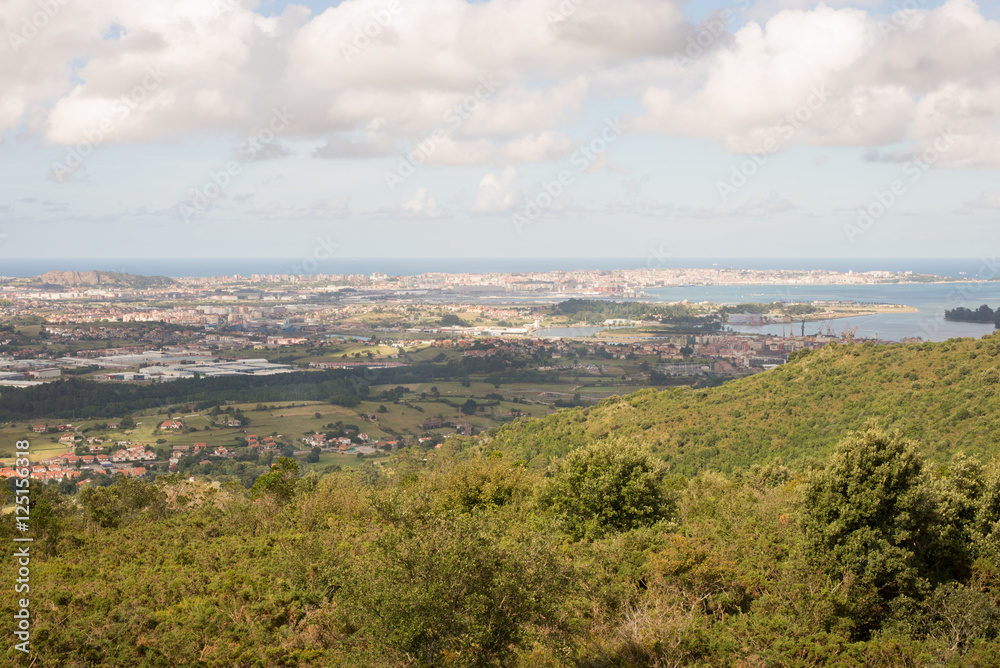 Vista de Santander y la bahía desde Cabárceno