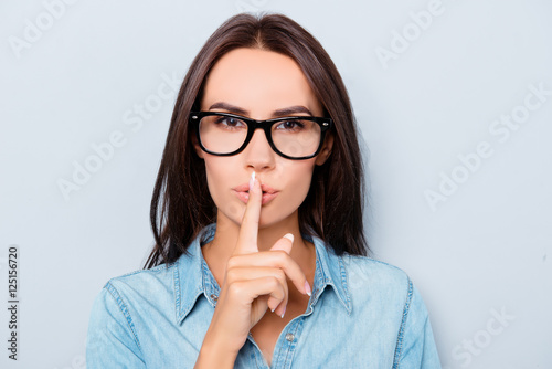 Foto Shh! Pretty woman in glasses showing silent gesture