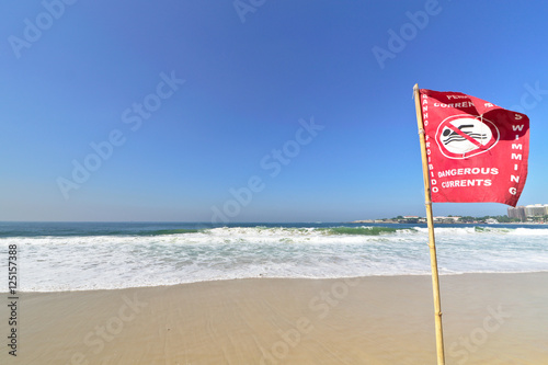 Bandeira vermelha indicando mar perigoso. photo