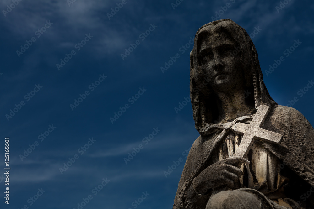 Obraz premium Old cemetery statue