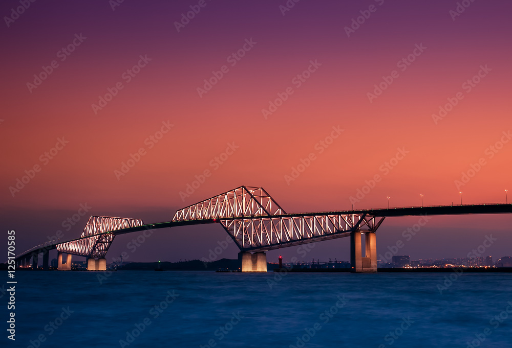 Fototapeta premium 夕焼けの空とライトアップのゲートブリッジ