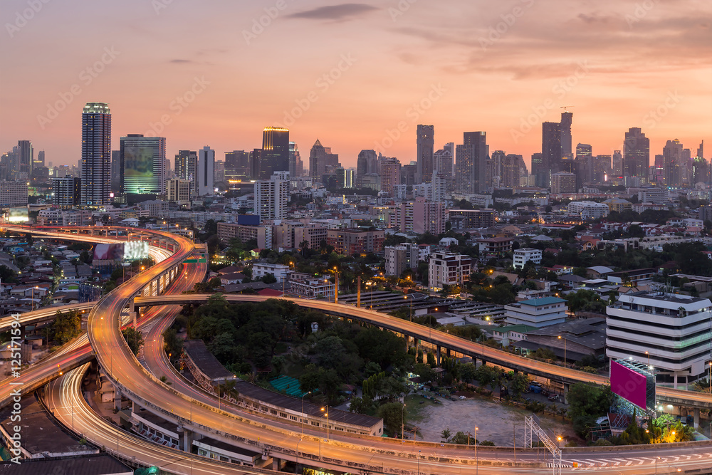 Obraz premium Highway interchanged long exposure with sunset sky background