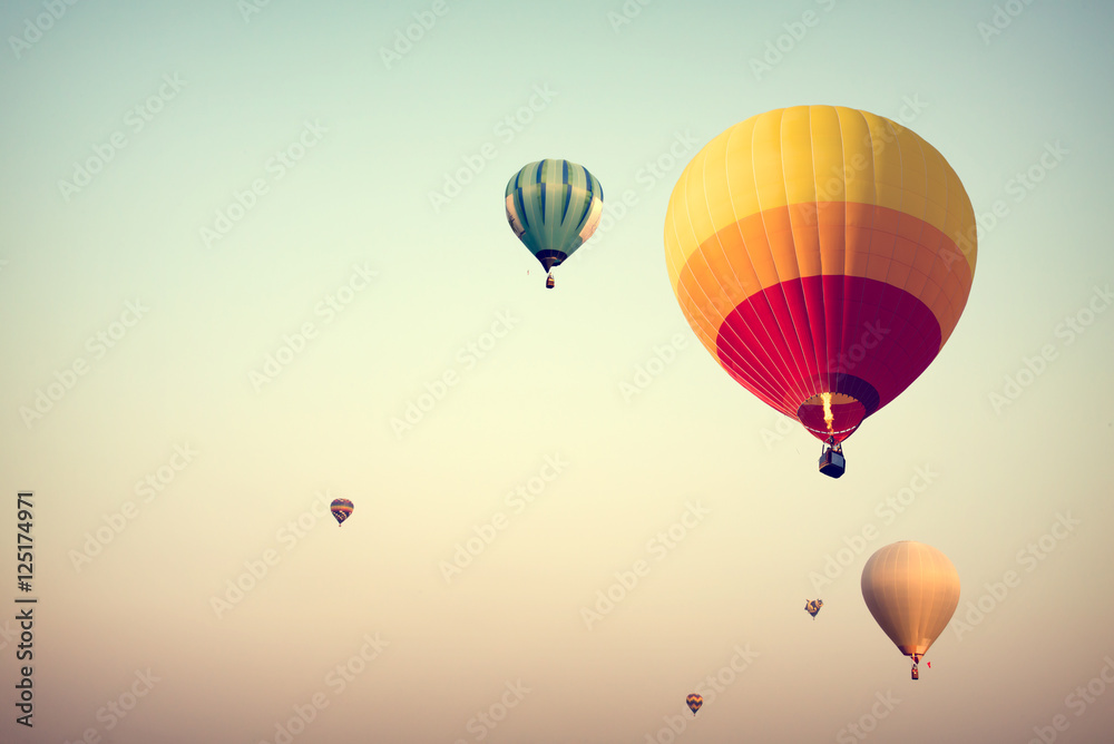 Naklejka premium Gorące powietrze balon na niebie z mgły, rocznika i retro instagram stylu efektu filtra