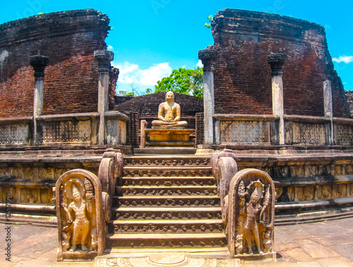 Картината върху платно Buddha in Polonnaruwa temple - medieval capital of Ceylon,UNESCO