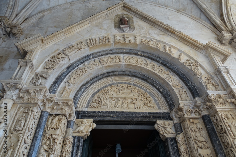 Obraz premium トゥロギールの聖ロヴロ大聖堂