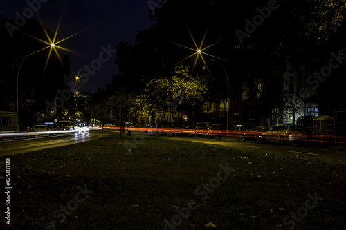 Verkehr auf der Bundesallee in Berlin bei Nacht © parallel_dream