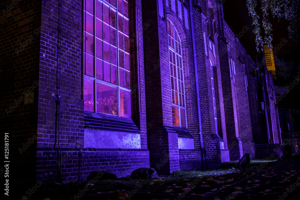 Fototapeta Purpurowy zaświecający budynek w Berlin przy nocą