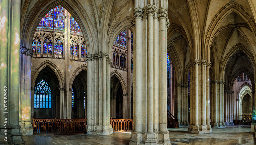 Intérieur cathédrale Saint-Pierre et Saint-Paul à Troyes