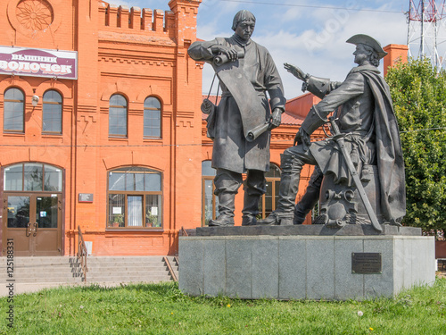 Памятник Михаилу Сердюкову и Петру Великому на привокзальной площади Вышнего Волочка