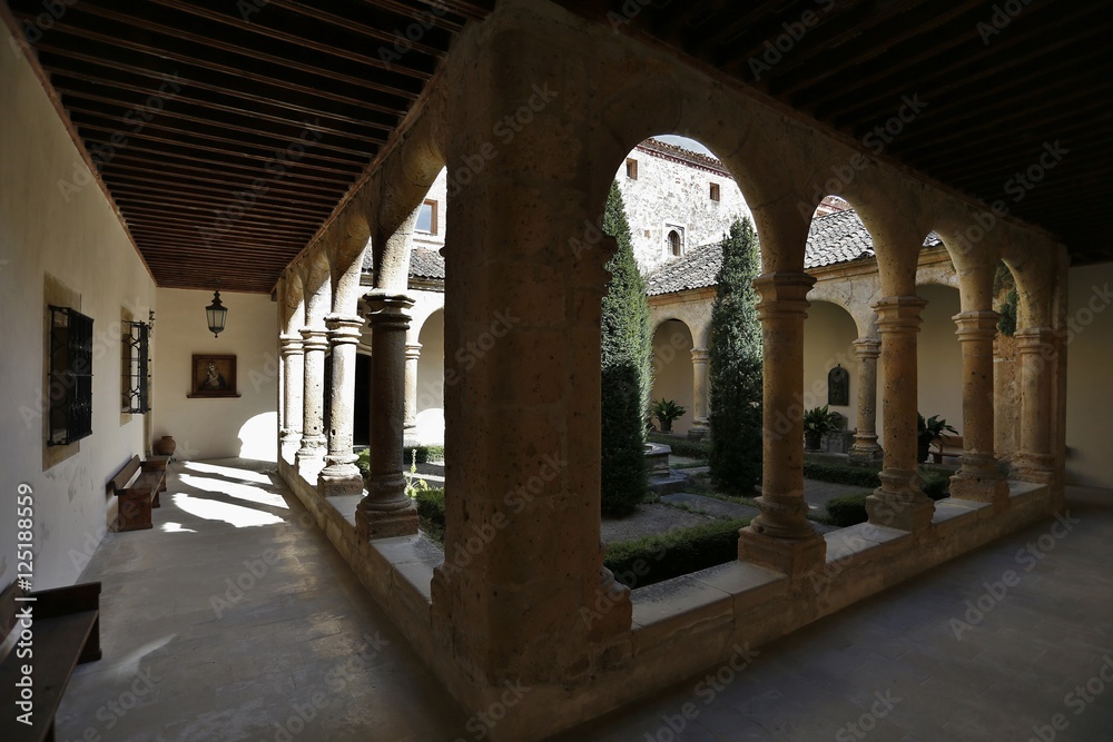 Claustro de la hospedería del Monasterio de Santa María del Parral , o de clausura de la Orden de San Jerónimo Segovia,  Castilla y León , España.