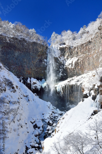 冬晴れの日光華厳の滝と雪景色