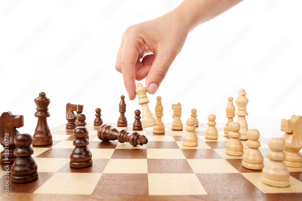 Schachspiel mit Hand von junger Frau Schachspiel mit Hand von junger Frau