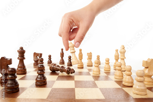 Schachspiel mit Hand von junger Frau
