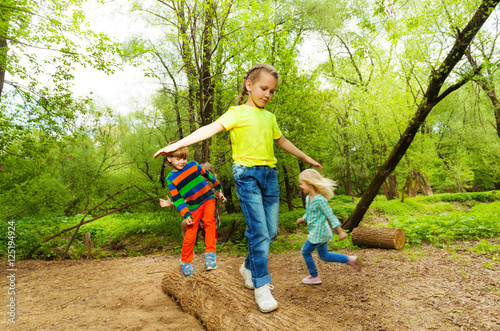 Εκτύπωση καμβά Kids standing on a log and balancing in the forest