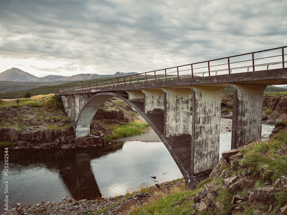 Fotografie Icelandic landscape with an old bridge