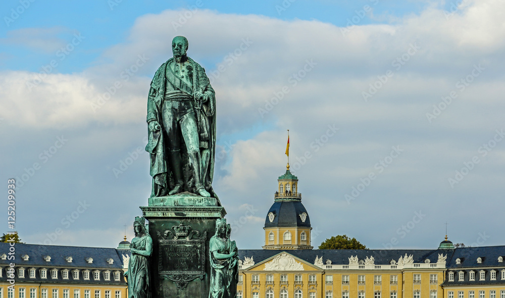 Schloss Karlsruhe und Großherzog Statue