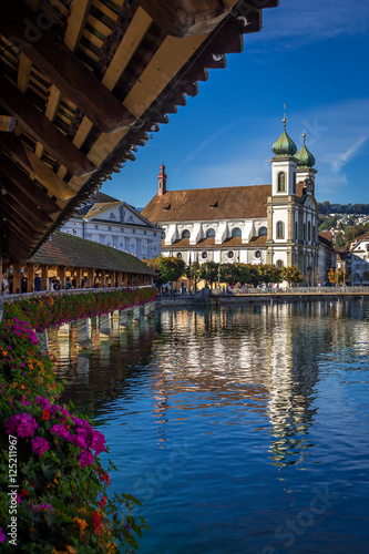 Kapellbrücke mit Jesuitenkirche in Luzern, Schweiz
