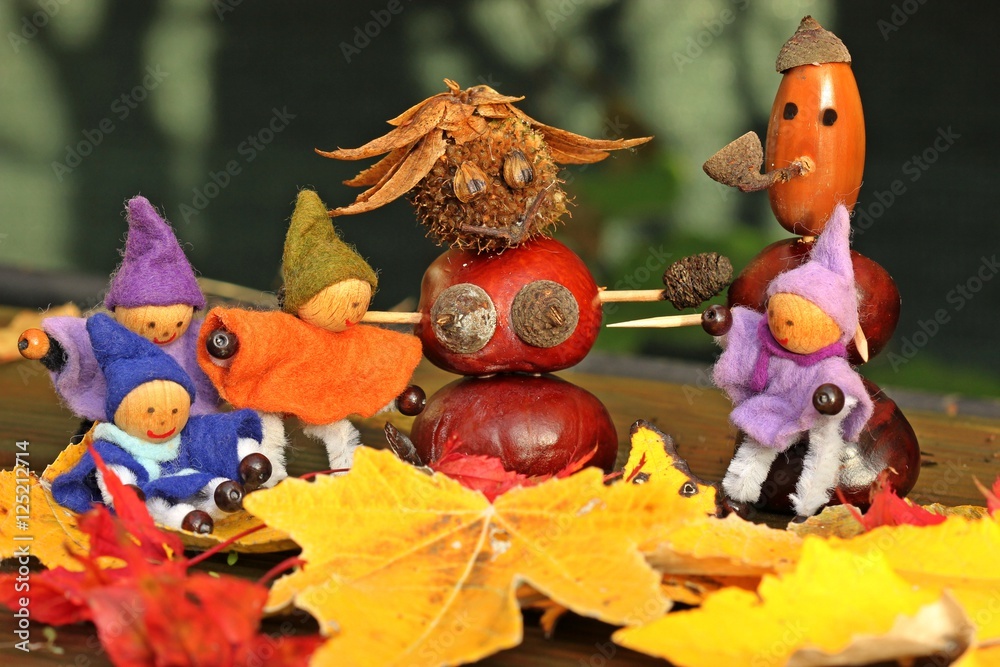 Naklejka premium Vier kleine Wichtel mit Kastanienfrau und Kastanienmann