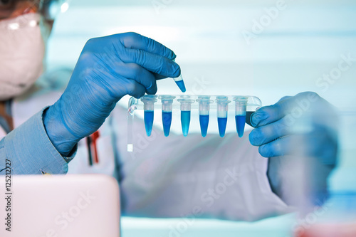 Fotografie hands of biomedical engineering genetic working in laboratory / scientist holdin
